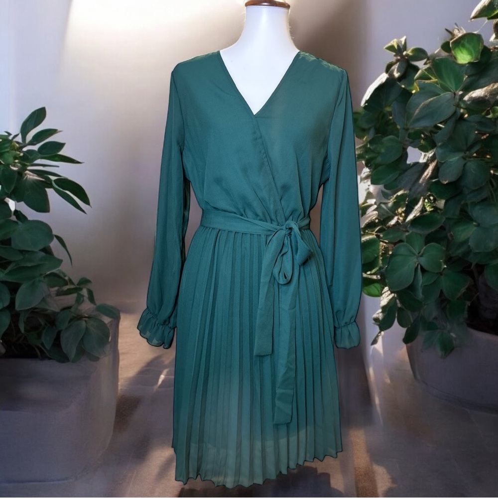 BBX LEPHSNT Women’s Midi Dress, Green with a V-Neck, Pleated Medium NWT